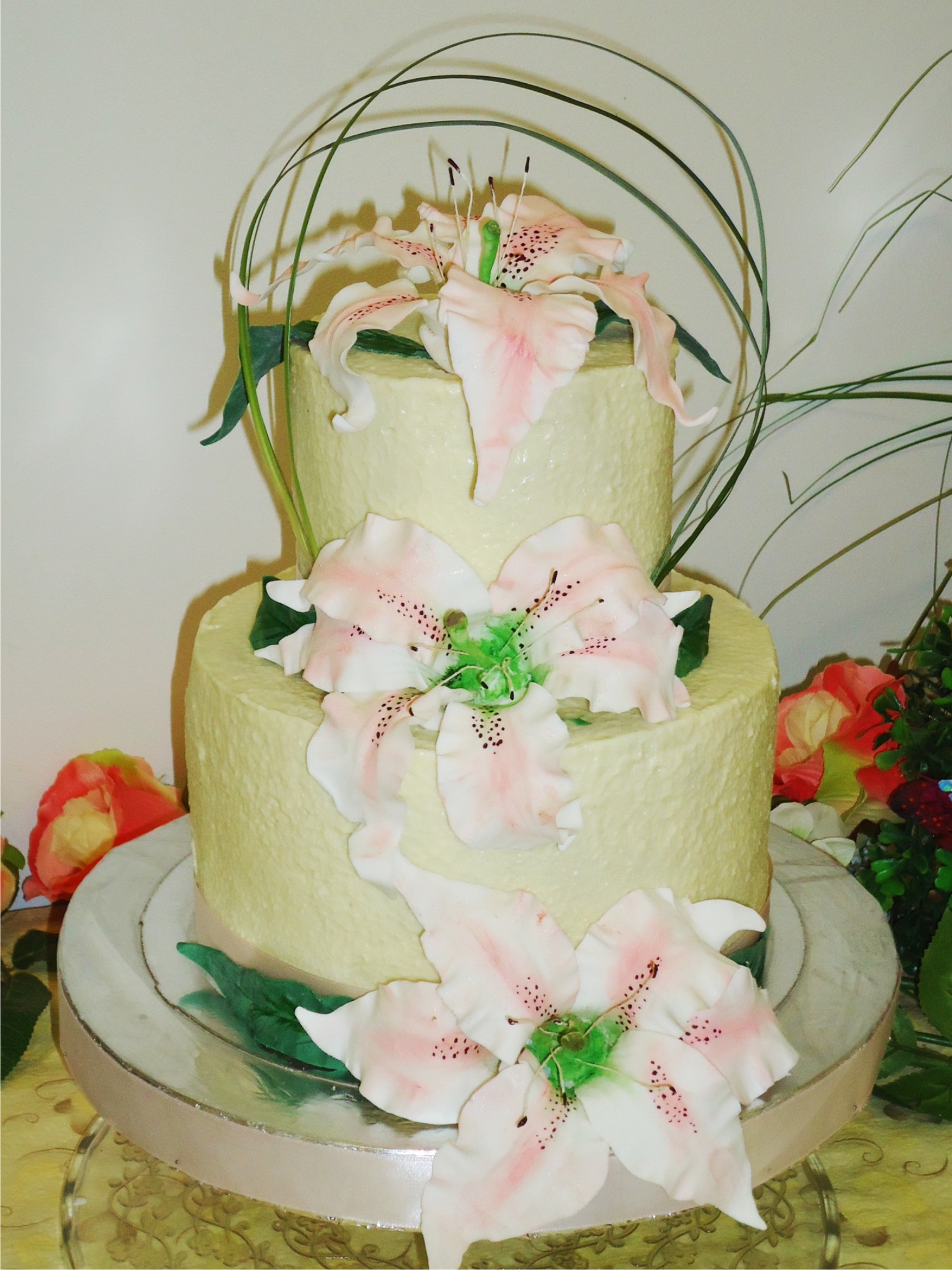 Торты тольятти купить. Свадебный торт с лилиями. Торт с белыми лилиями. Свадебный торт с цветами лилии. Торт с белой лилией.